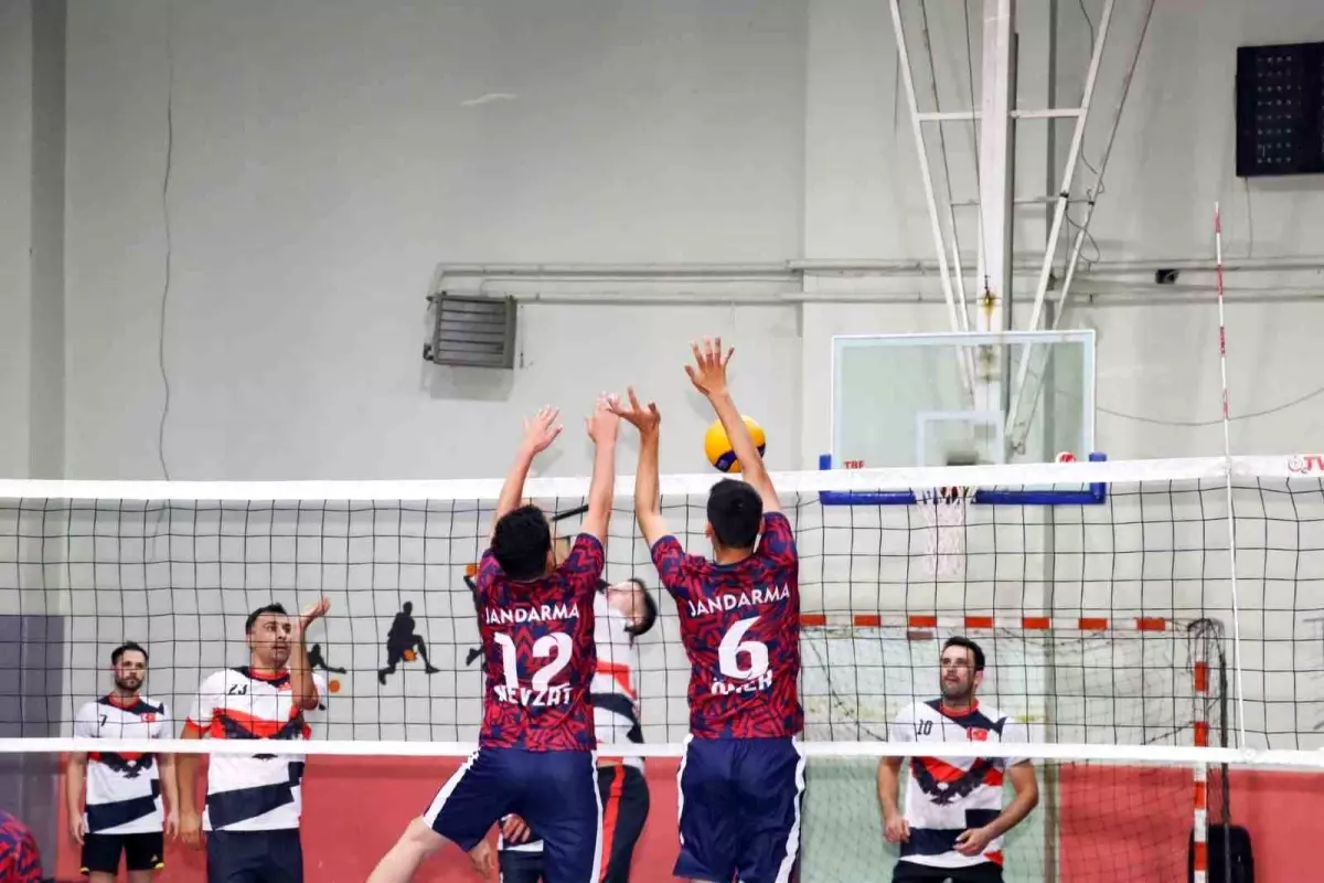 Siirt İl Jandarma Komutanlığı, Cumhuriyetin 100. yıl kutlamaları voleybol turnuvasında şampiyon oldu