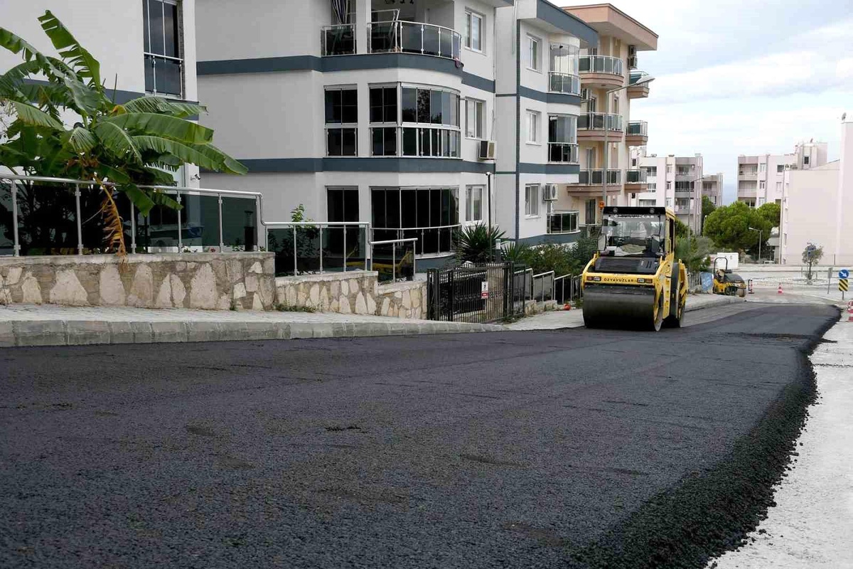 Kuşadası Belediyesi Ege Mahallesi\'nde Yol Yapım Çalışmalarına Devam Ediyor