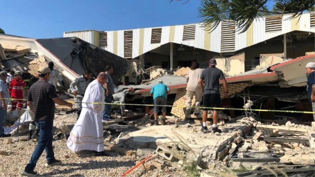 Meksika\'da bir kilisenin çatısı çöktü: En az 10 ölü
