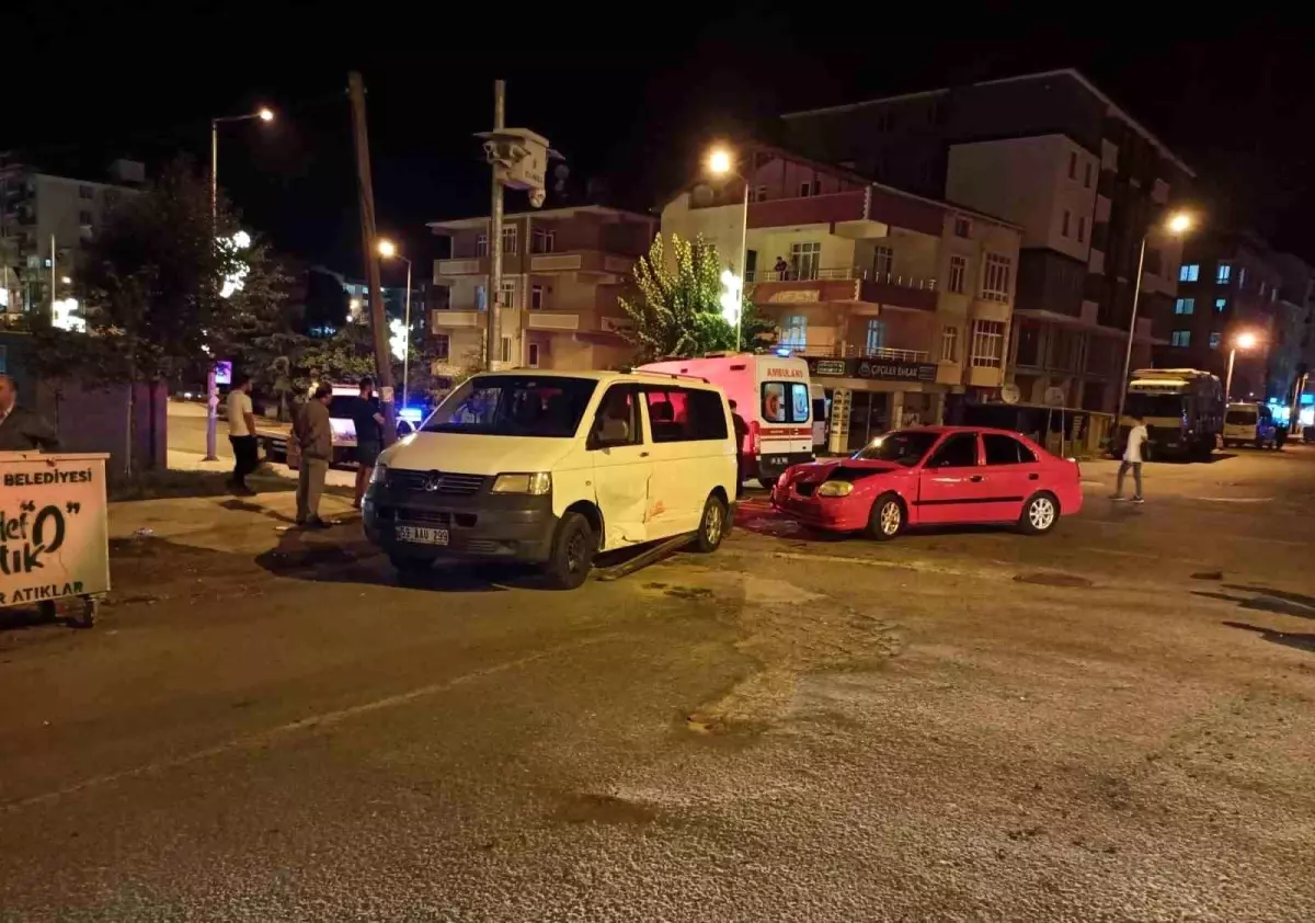 Tekirdağ Kapaklı\'da Minibüs ve Otomobil Çarpıştı: 1 Yaralı