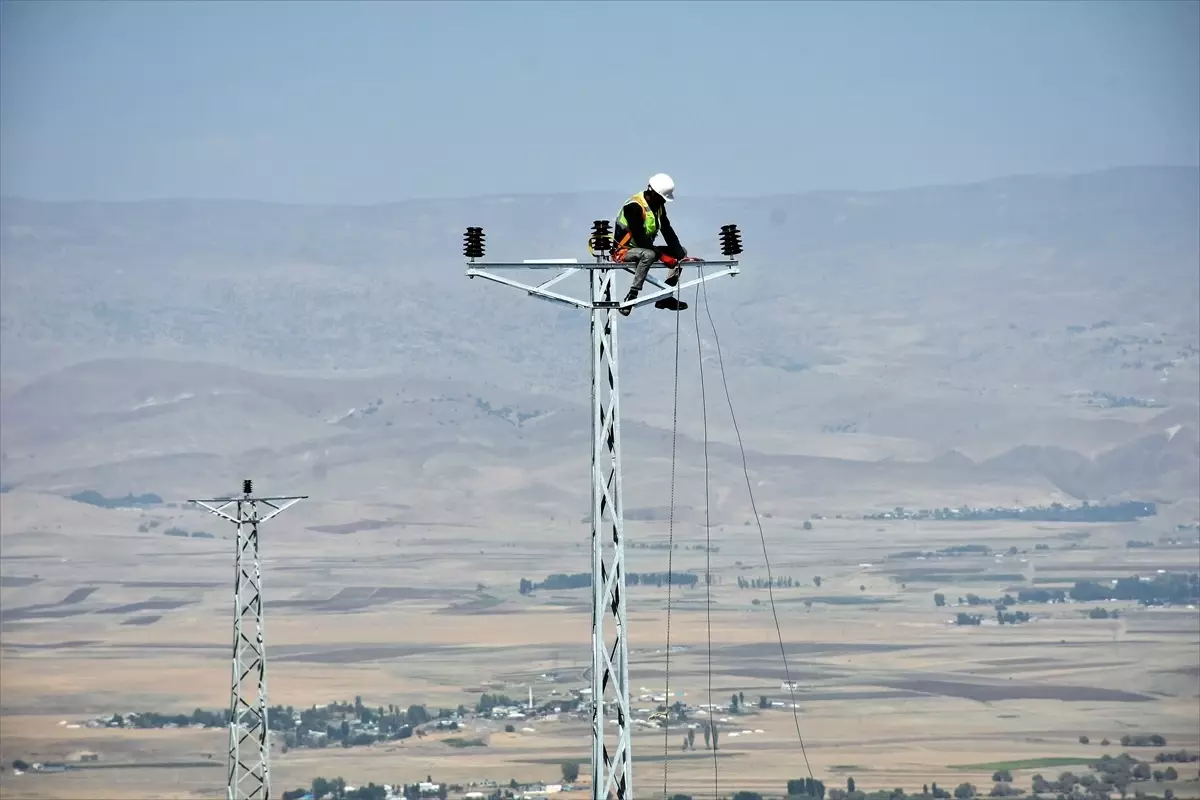Muş'ta Şenyayla bölgesinde enerji altyapısı güçlendiriliyor