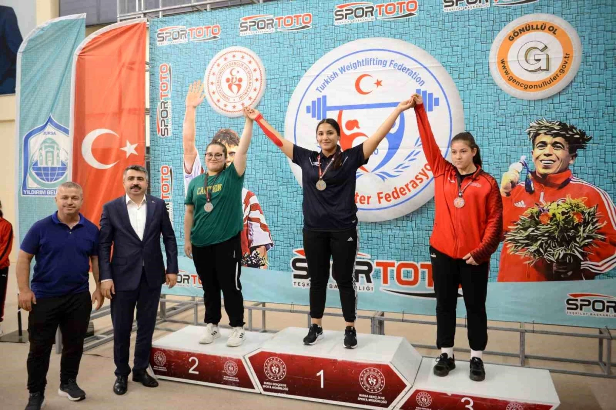 Naim Süleymanoğlu Spor Kompleksi, Gençler ve Kulüpler Türkiye Halter Şampiyonası\'na ev sahipliği yaptı
