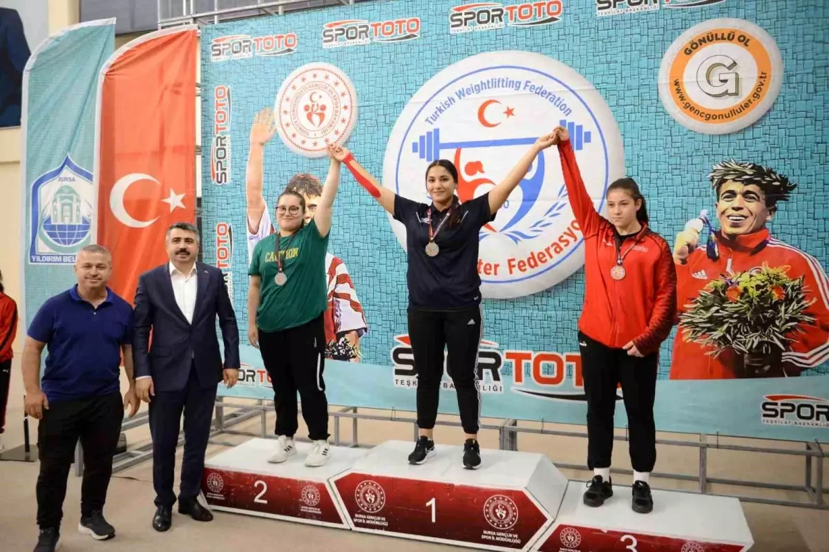 Naim Süleymanoğlu Spor Kompleksi, Gençler ve Kulüpler Türkiye Halter Şampiyonası\'na ev sahipliği yaptı