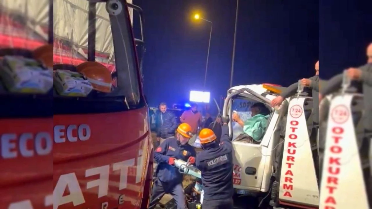 Bolu\'da Oto Kurtarıcı Kamyona Çarptı: Sürücü Yaralandı