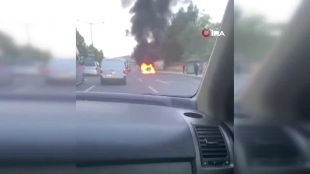 Başkent\'te otomobil yangını: Araç alev topuna döndü