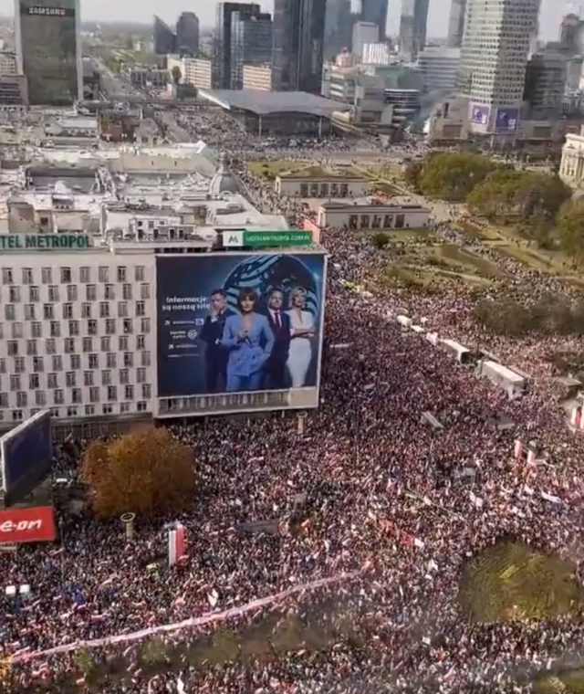Polonya'da muhalefetin çağrısı karşılık buldu! İktidara karşı 1 milyon kişi sokağa çıktı