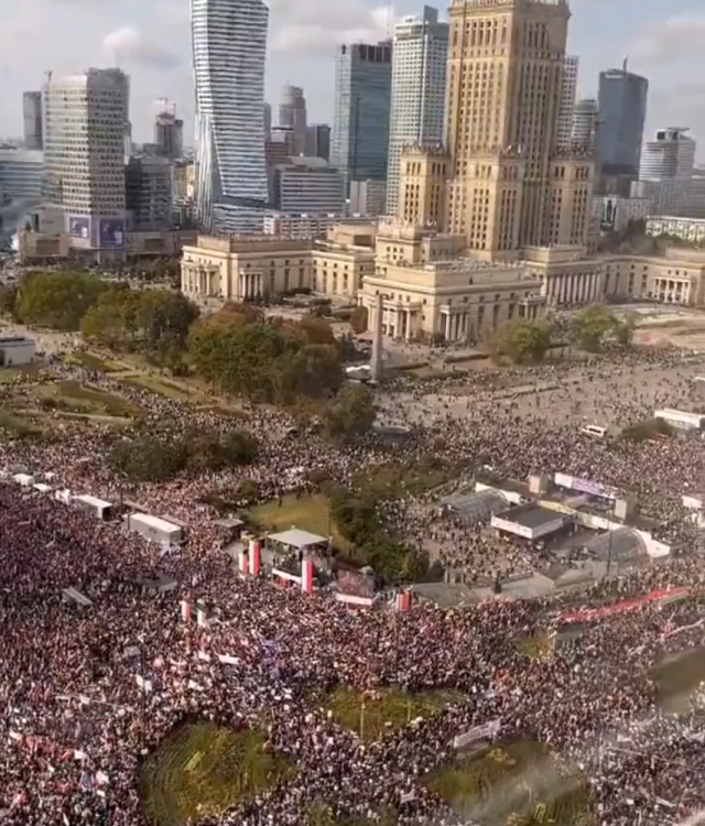 Polonya'da muhalefetin çağrısı karşılık buldu! İktidara karşı 1 milyon kişi sokağa çıktı