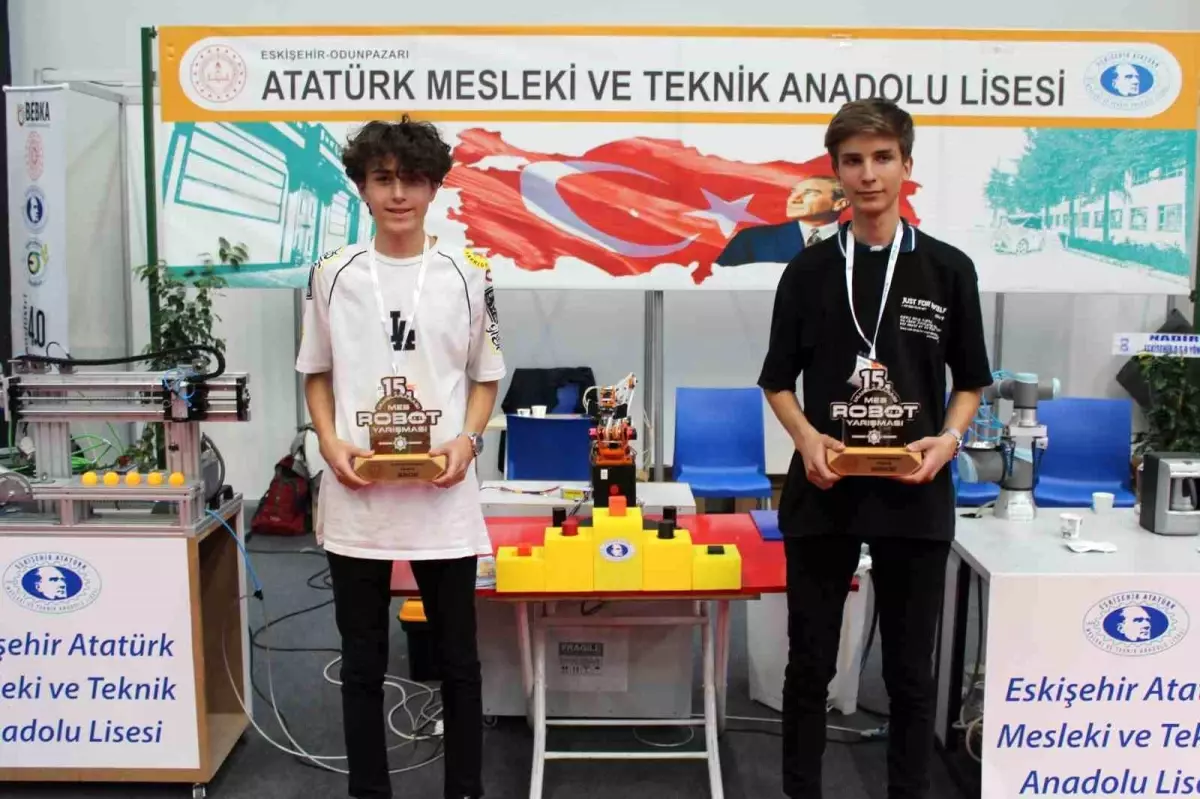 Eskişehir Atatürk Mesleki ve Teknik Anadolu Lisesi Endüstriyel Robotik Kol Kategorisi\'nde dünya birincisi ve ikincisi oldu