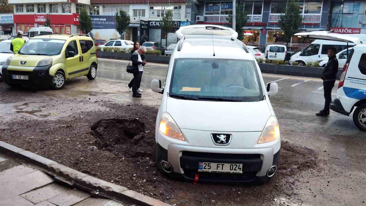 Erzurum\'da Sağanak Yağmur Hayatı Felç Etti