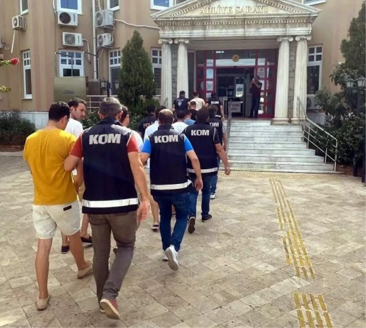 Didim\'de FETÖ üyeleri yurt dışına kaçarken yakalandı