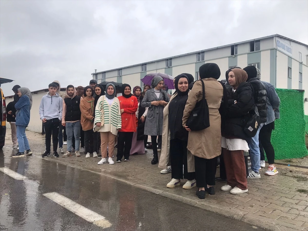 Samsun\'da Tekstil Fabrikası İşçileri Maaşlarını Alamadıkları İçin Eylem Düzenledi