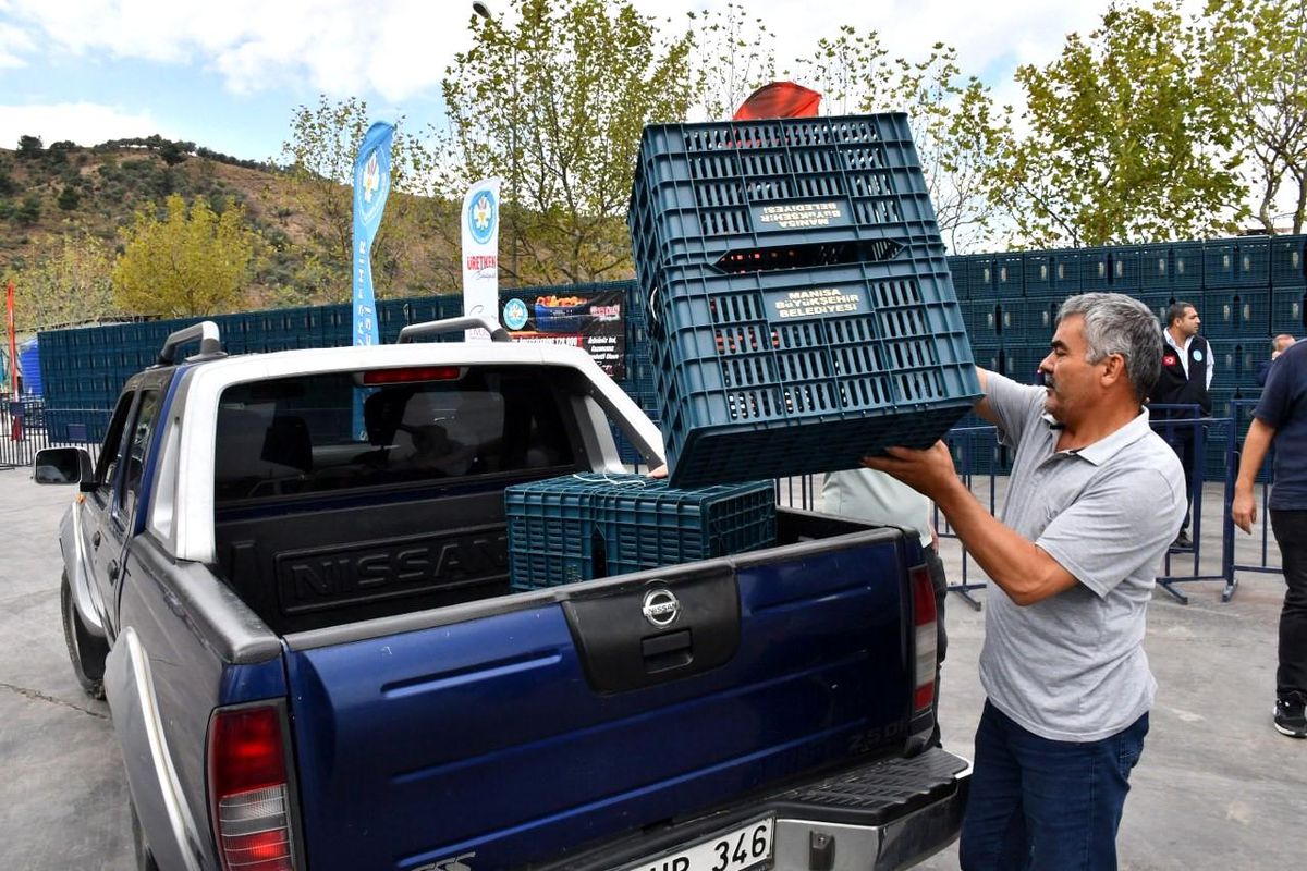 Manisa Büyükşehir Belediyesi, Meyve Üreticilerine 120 Bin Kasa Desteği Sağladı