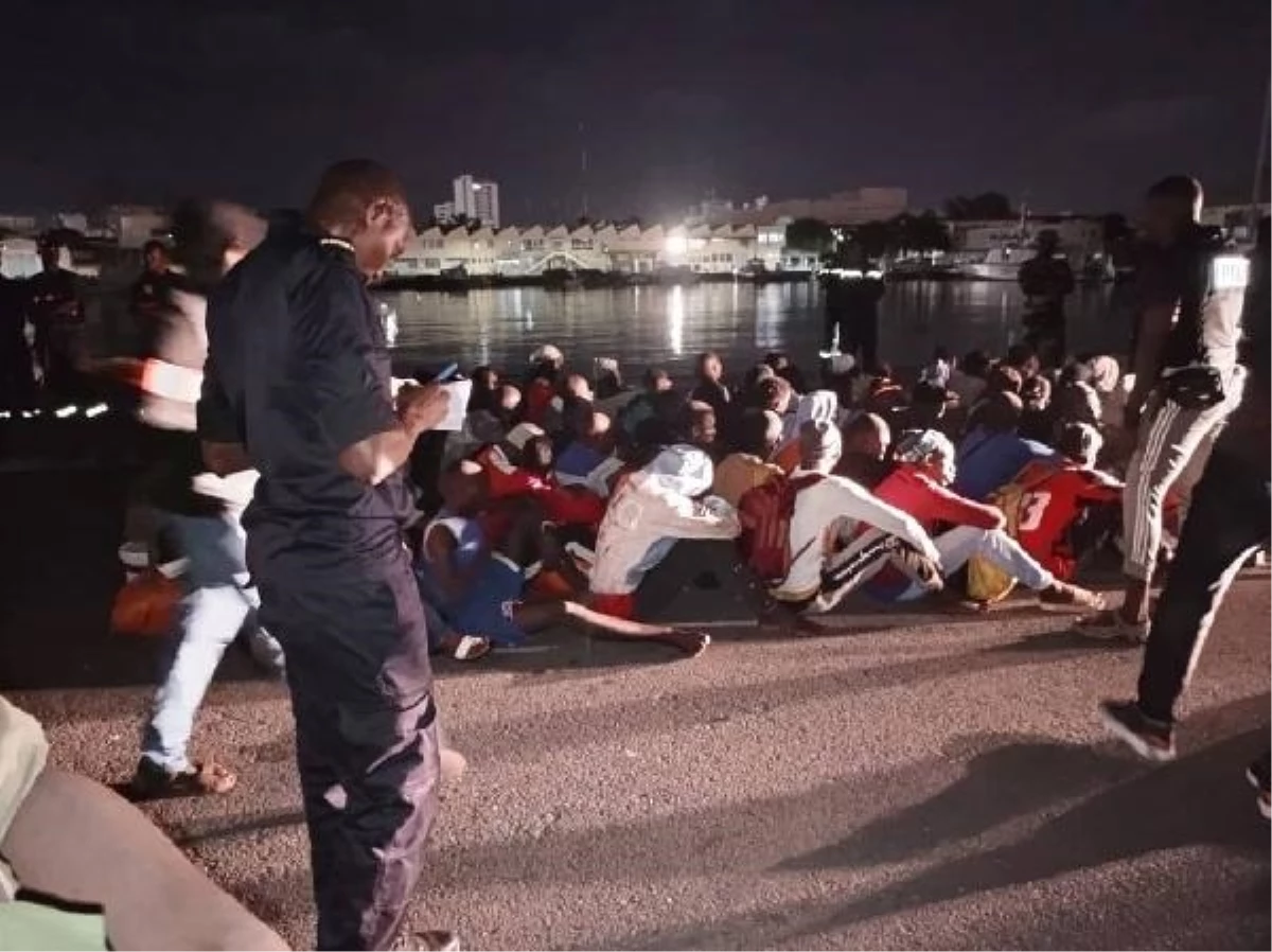 Senegal Donanması, Kanarya Adaları\'na gitmeye çalışan 600\'den fazla göçmeni engelledi