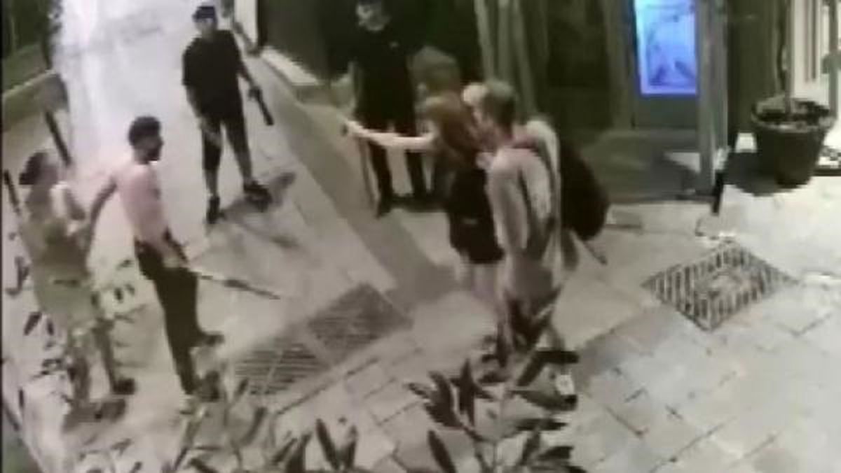 Taksim\'de İki Arkadaş Çivili Sopa ve Zincirle Darp Edildi