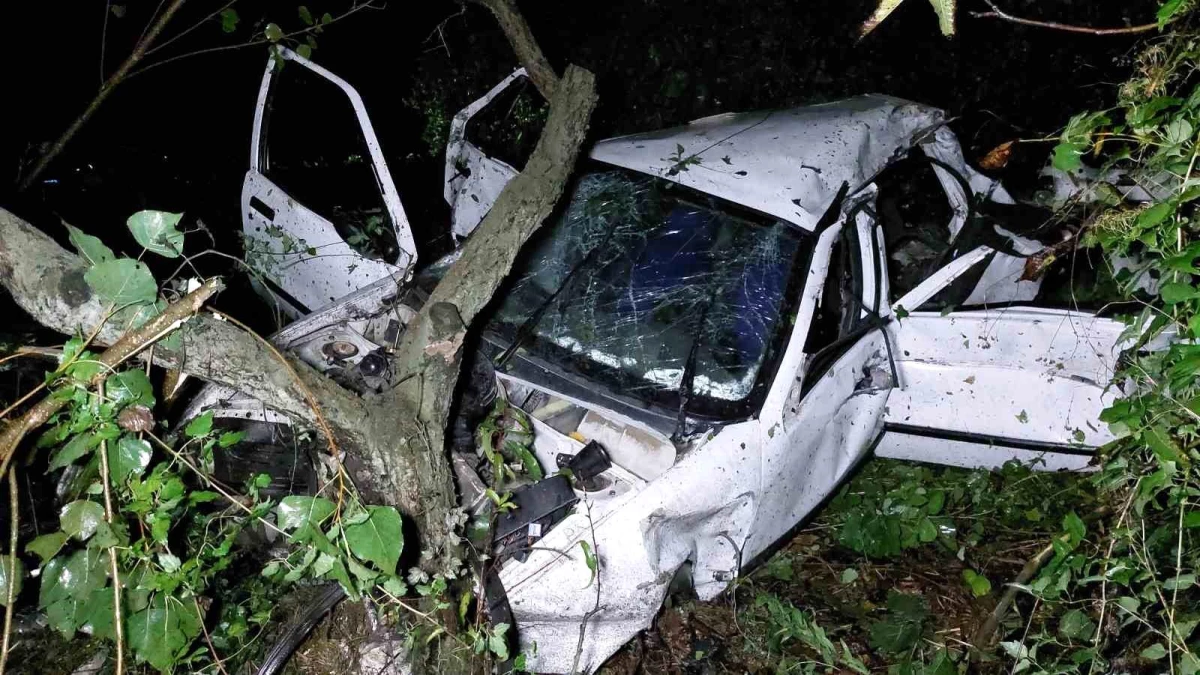 Samsun\'da Tıra Çarpan Otomobil Şarampole Yuvarlandı: Karı-Koca Ağır Yaralandı