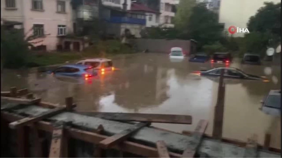 Trabzon\'da aşırı yağışlar sonrası yollar dereye döndü, ev ve işyerlerini su bastı