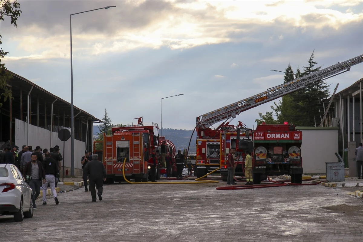 Uşak\'taki Organize Sanayi Bölgesinde Yangın Kontrol Altına Alındı