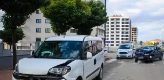 Uşak'ta Otomobil ile Hafif Ticari Araç Çarpıştı: 7 Yaralı