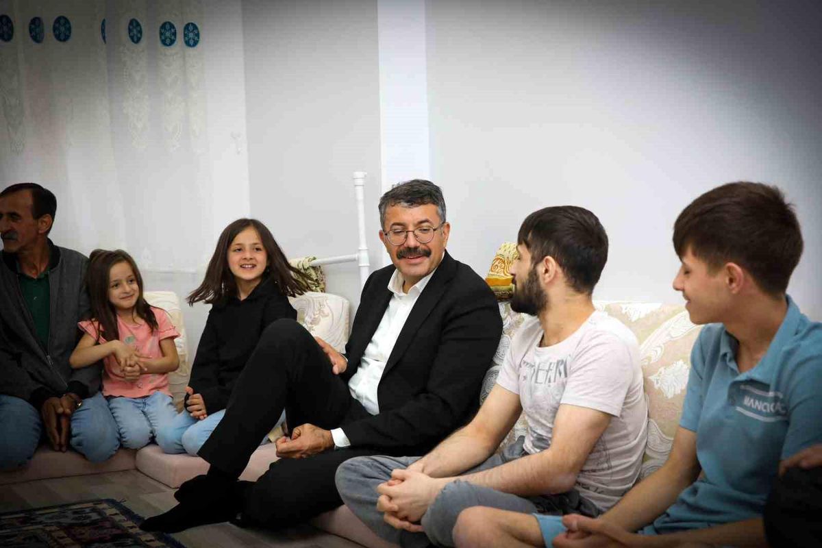 Hakkari Valisi Arjin ve Samet kardeşlere yardım eli uzattı