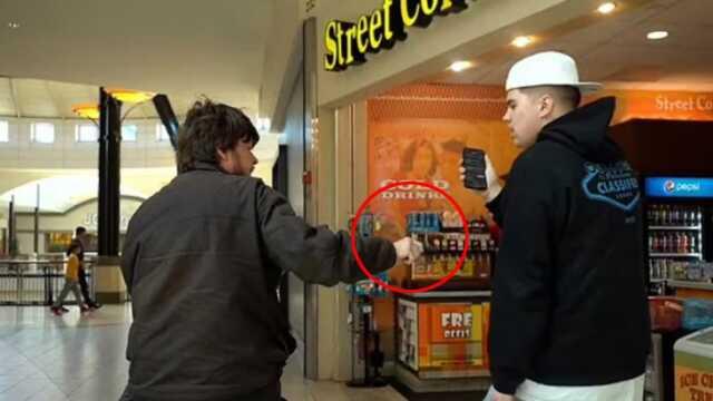 YouTuber, şaka yapmak istediği yemek kuryesi tarafından göğsünden vuruldu YouTuber, şaka yapmak istediği yemek kuryesi tarafından göğsünden vuruldu