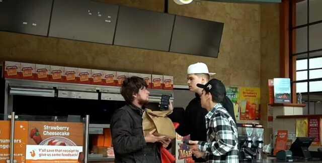 YouTuber, şaka yapmak istediği yemek kuryesi tarafından göğsünden vuruldu YouTuber, şaka yapmak istediği yemek kuryesi tarafından göğsünden vuruldu