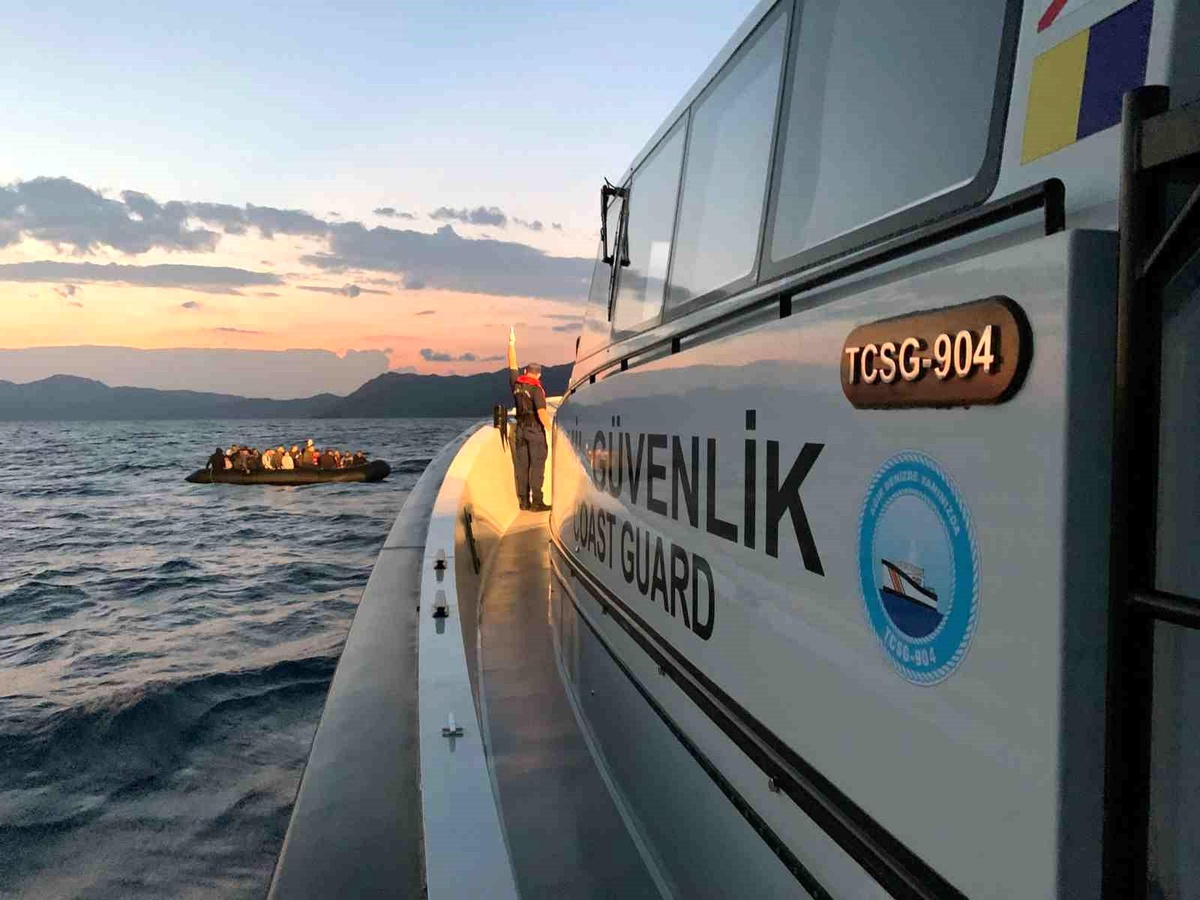 Çanakkale açıklarında 165 düzensiz göçmen kurtarıldı