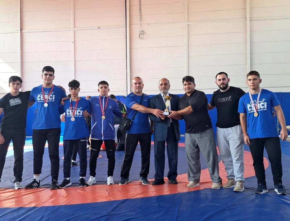 Yunusemre Belediyespor Genç Güreşçileri İllerarası Turnuvada Başarılı
