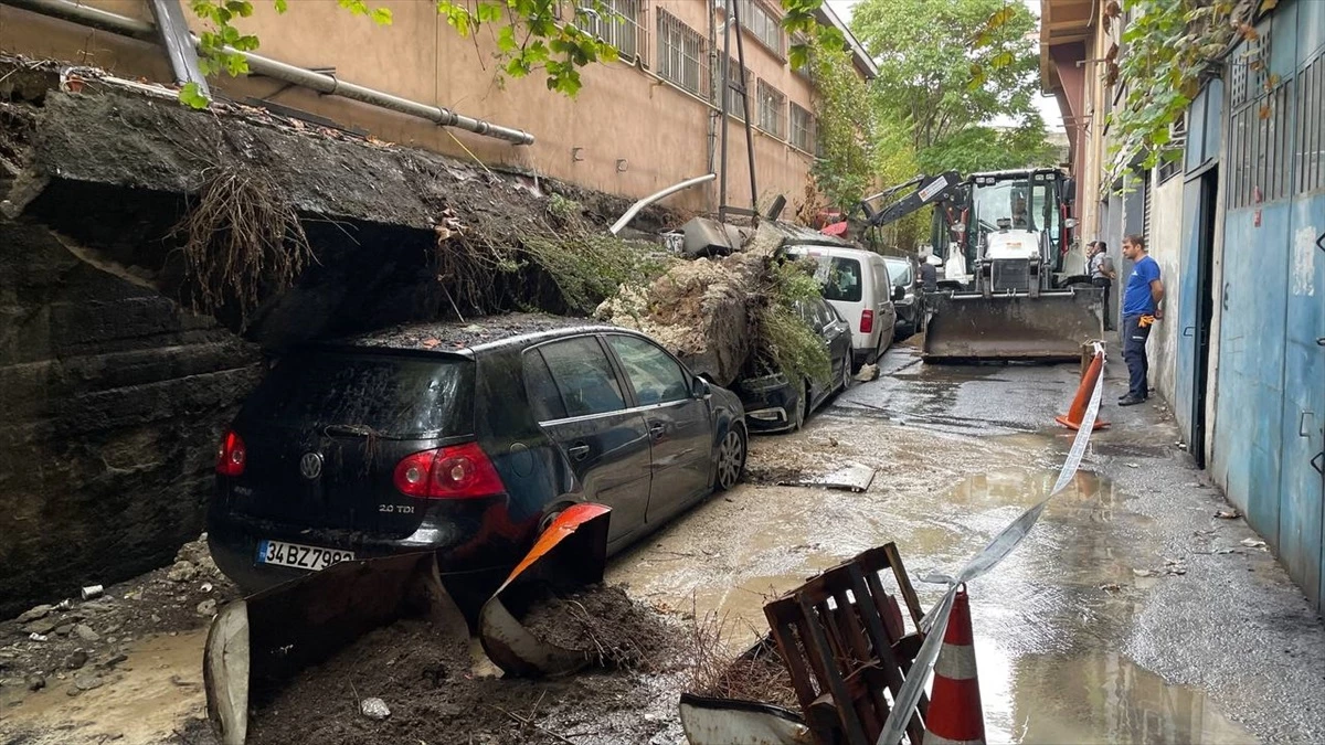 Zeytinburnu\'nda istinat duvarı park halindeki 4 aracın üzerine çöktü. Araçlarda hasar oluşurken, olay yerine ulaşan itfaiye ekipleri çalışma başlattı.