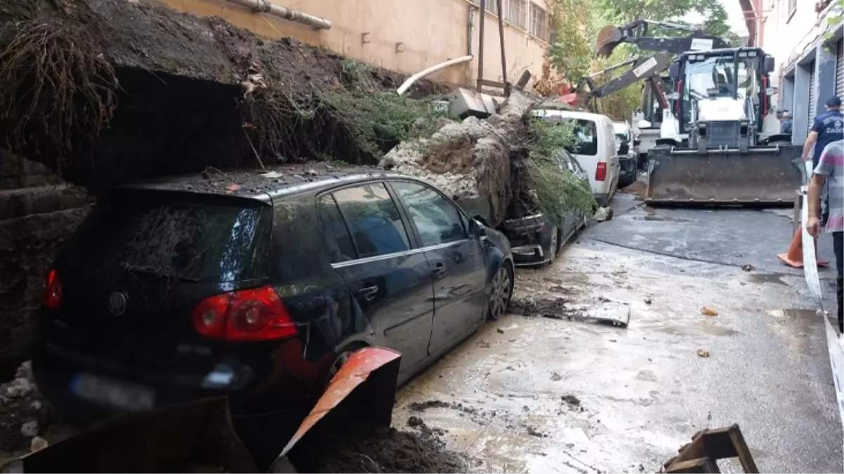 Zeytinburnu\'nda istinat duvarı çöktü! 4 otomobilde büyük hasar oluştu