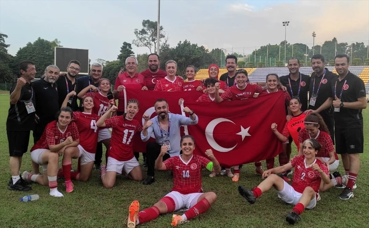 Malezya\'da devam eden Dünya İşitme Engelliler Futbol Şampiyonası yarı finalinde Kadın Futbol Milli Takımı, Polonya\'yı 2-1 yenerek tarihinde ilk kez...