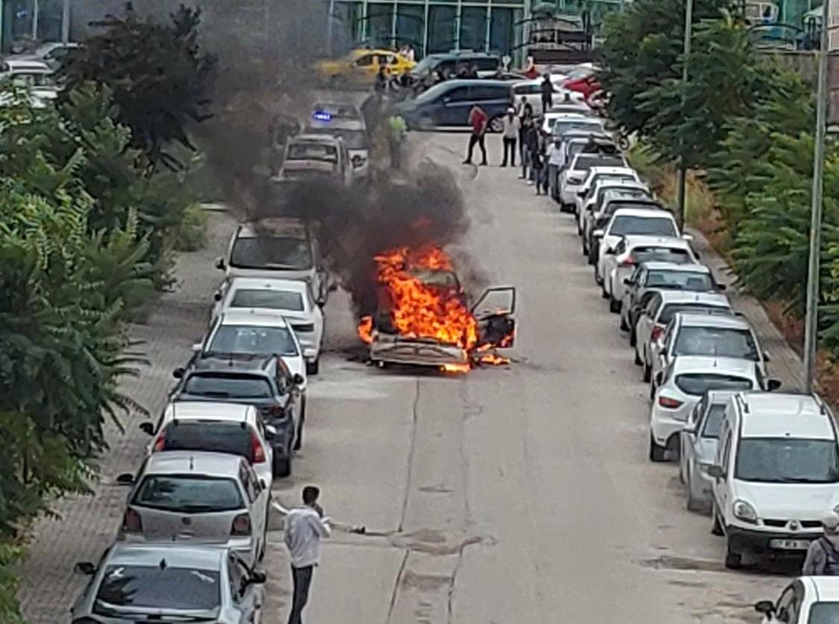 Eskişehir\'de Otomobil Alev Aldı, Yakındaki Araçlarda Hasar Oluştu