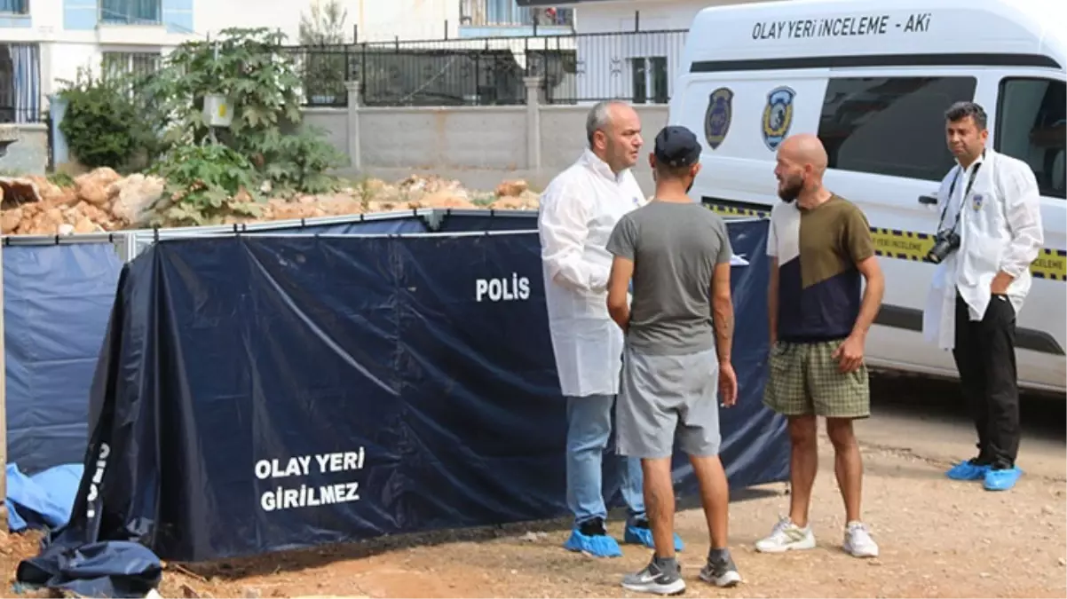 Aynı sitenin önünde 3 günde ikinci kez erkek cesedi bulundu