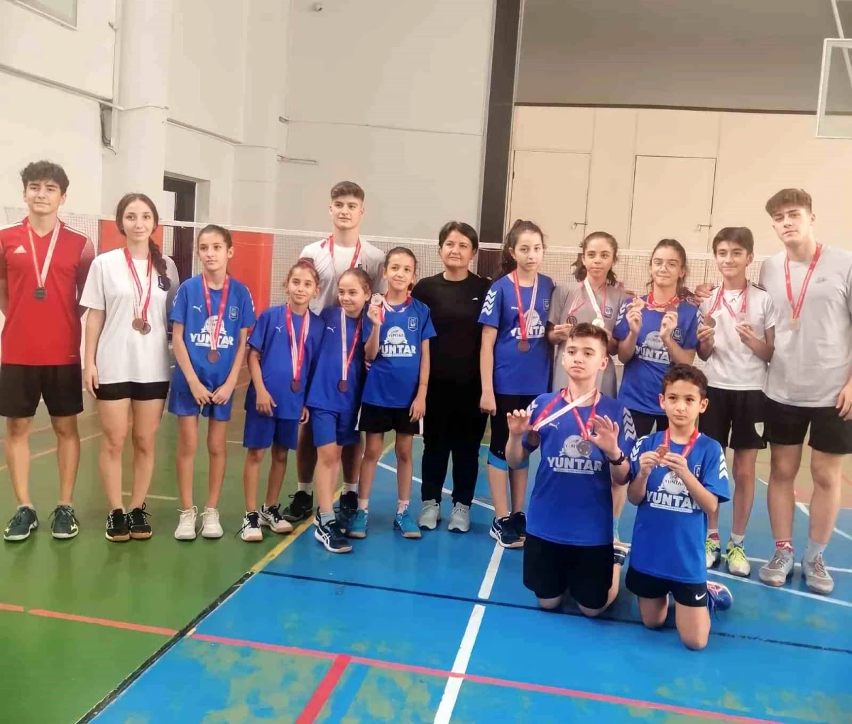 Yunusemre Belediyespor Badmintoncuları İl Birinciliği\'nde Madalyaları Topladı