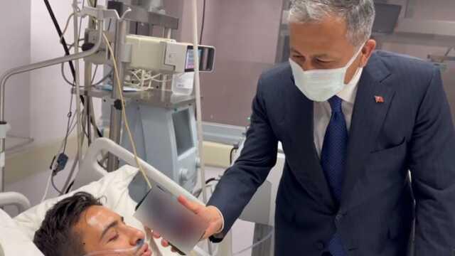 Bakan Yerlikaya, terör saldırısı sonrası yaralanan polis memurunu Cumhurbaşkanı Erdoğan'la görüştürdü