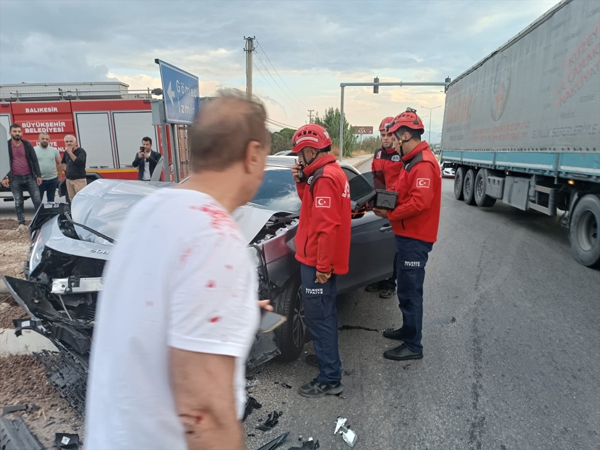 Balıkesir\'de Otomobiller Çarpıştı: 3 Yaralı