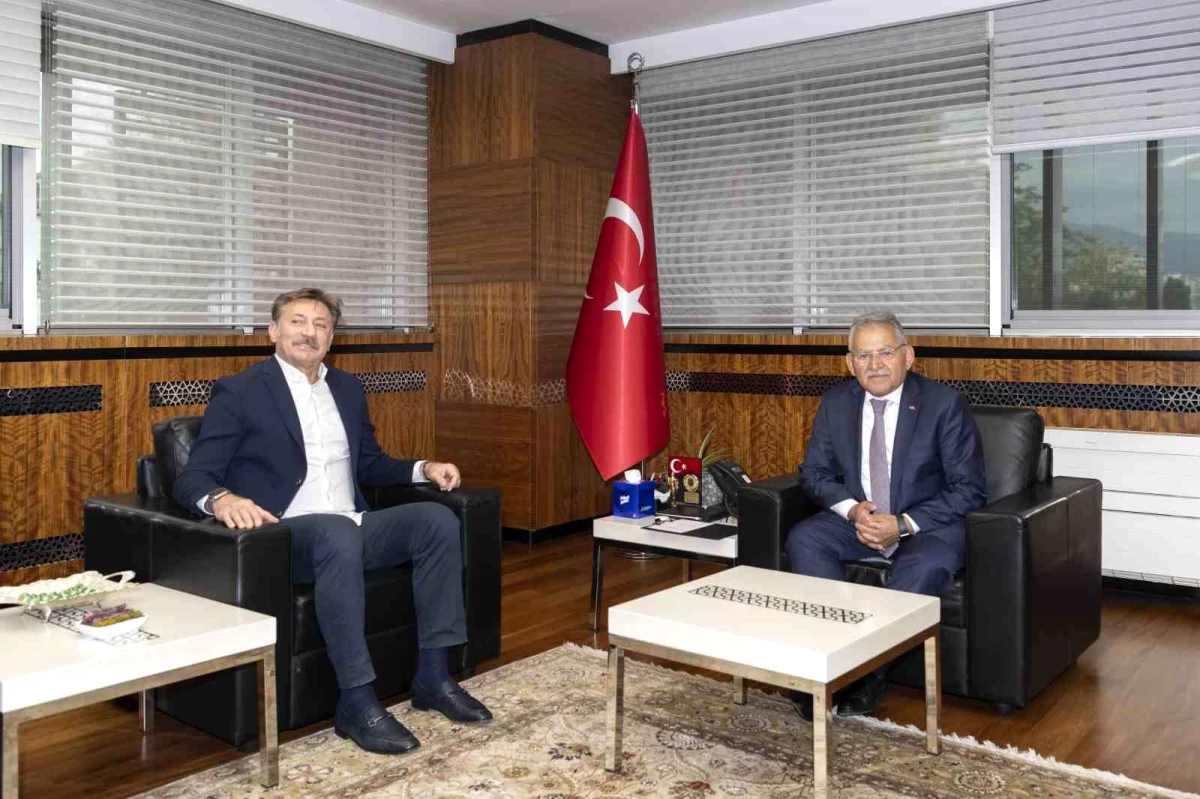 Kayseri Büyükşehir Belediye Başkanı Dr. Memduh Büyükkılıç, İstanbul Bahçelievler Belediye Başkanı Dr. Hakan Bahadır\'ı kabul etti