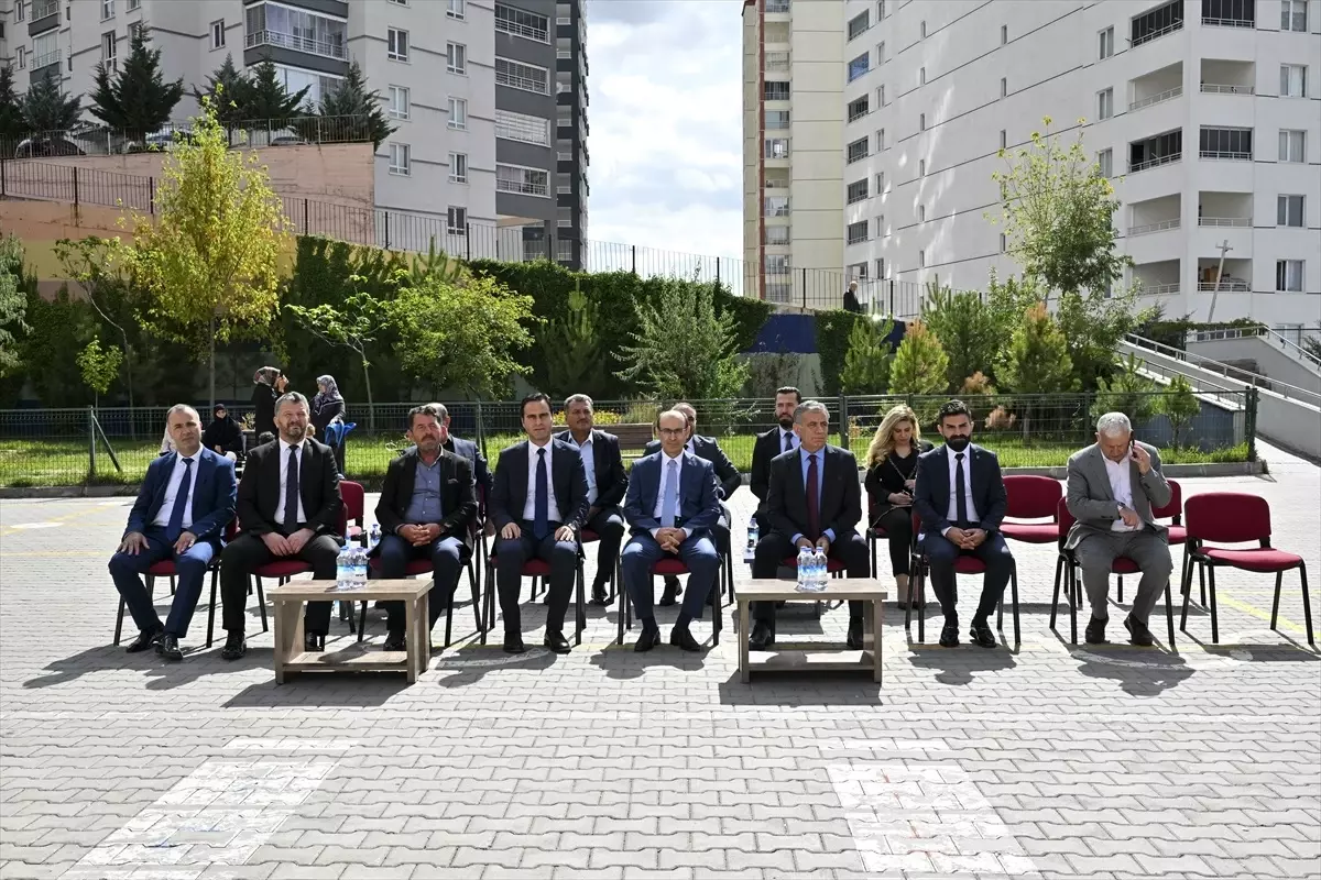 Başkentten Hatay\'daki kardeş okula oyuncak ve kırtasiye malzemesi gönderildi