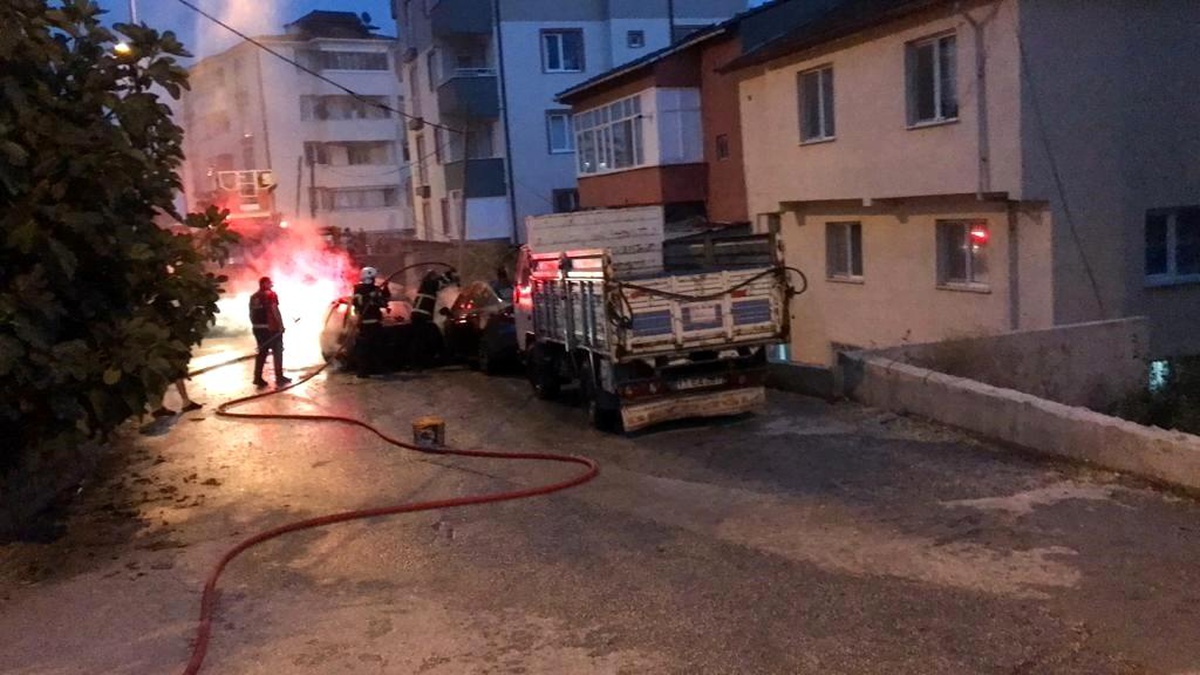 Bilecik\'te Bagajdan Alev Alan Otomobil, Park Halindeki Araça Çarptı