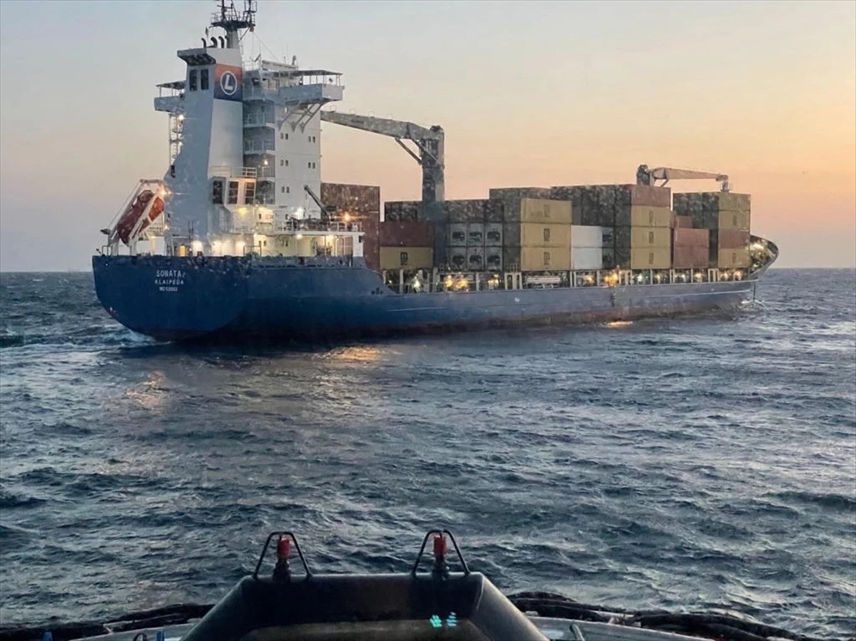 Çanakkale Boğazı\'nda Konteyner Gemisi Makine Arızası Yaptı