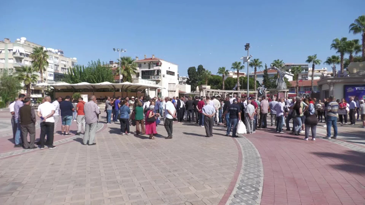 CHP Menemen Belediyesi\'nin taşınmaz satışını protesto etti