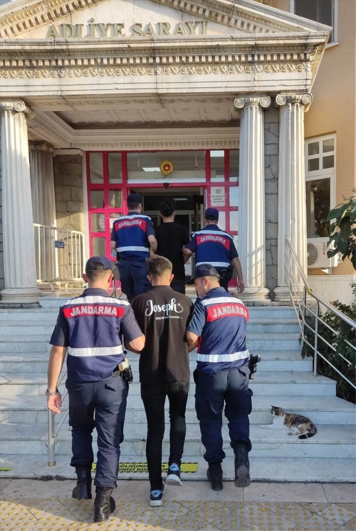 Didim\'de Traktörlerin Deposundan Akaryakıt Çalan 2 Kişi Tutuklandı