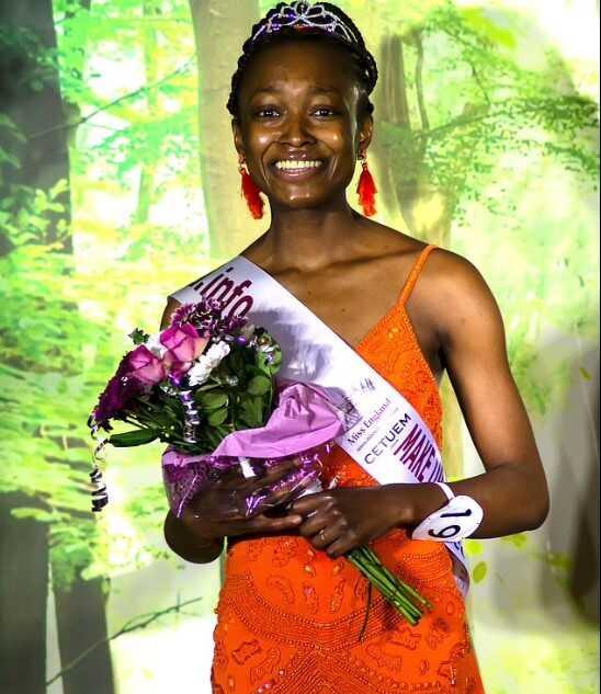 Dünya'da ilk kez Londra'da düzenlenen 'makyajsız' güzellik yarışmasını bir diş hemşiresi kazandı Dünya'da ilk kez Londra'da düzenlenen 'makyajsız' güzellik yarışmasını bir diş hemşiresi kazandı