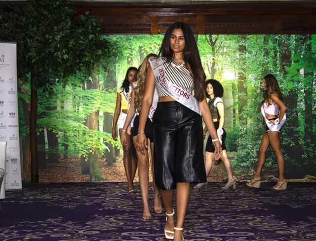 Dünya'da ilk kez Londra'da düzenlenen 'makyajsız' güzellik yarışmasını bir diş hemşiresi kazandı Dünya'da ilk kez Londra'da düzenlenen 'makyajsız' güzellik yarışmasını bir diş hemşiresi kazandı