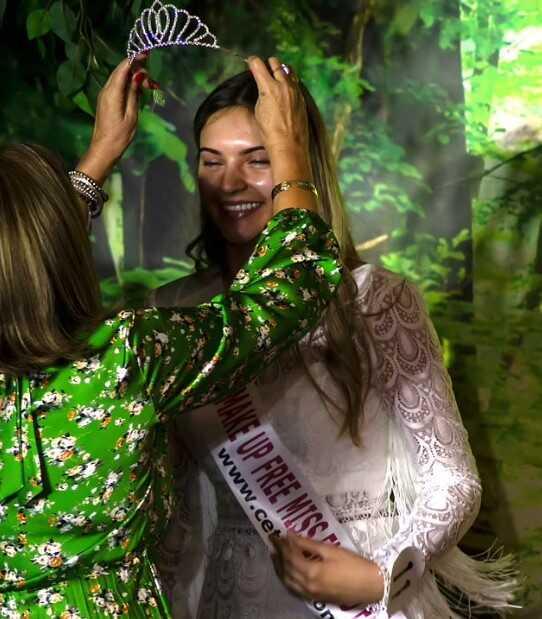 Dünya'da ilk kez Londra'da düzenlenen 'makyajsız' güzellik yarışmasını bir diş hemşiresi kazandı Dünya'da ilk kez Londra'da düzenlenen 'makyajsız' güzellik yarışmasını bir diş hemşiresi kazandı