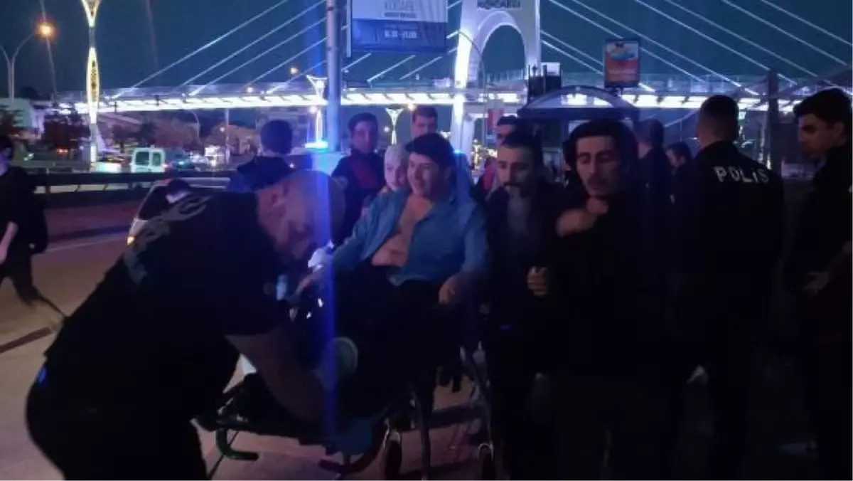 Otobüs durağında bıçaklanan genç, ambulansla hastaneye götürülürken neşeli tavırlarıyla dikkat çekti