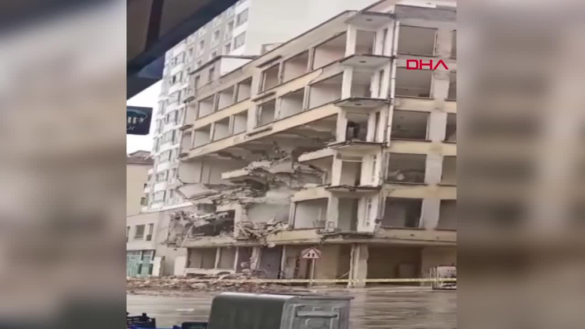 Elazığ\'da tahliye edilen binanın bir kısmı yıkım sırasında çöktü
