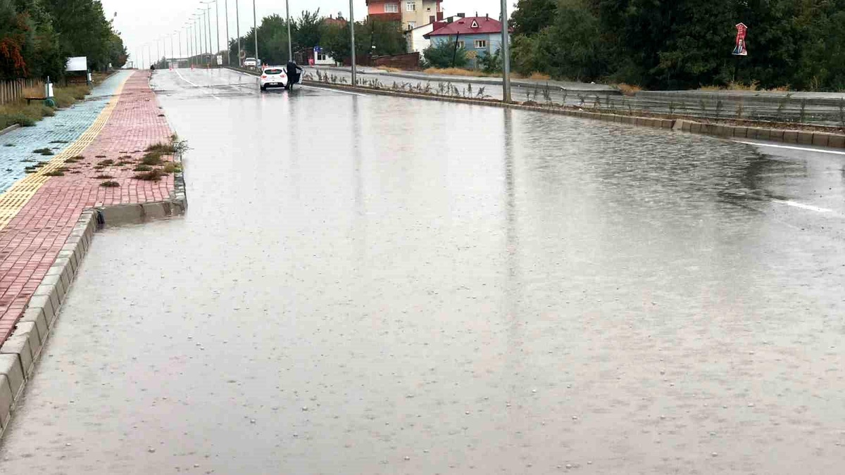 Elazığ\'da yollar göle döndü, bahçe ve ahırları su bastı