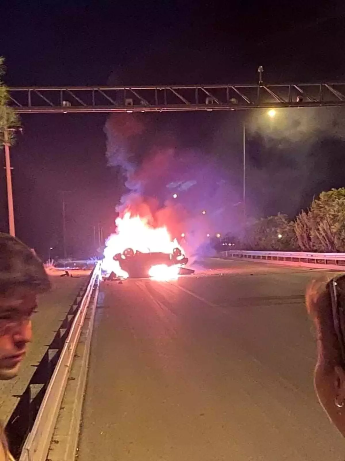 Fethiye\'de Kontrolden Çıkan Araç Alevlere Teslim Oldu