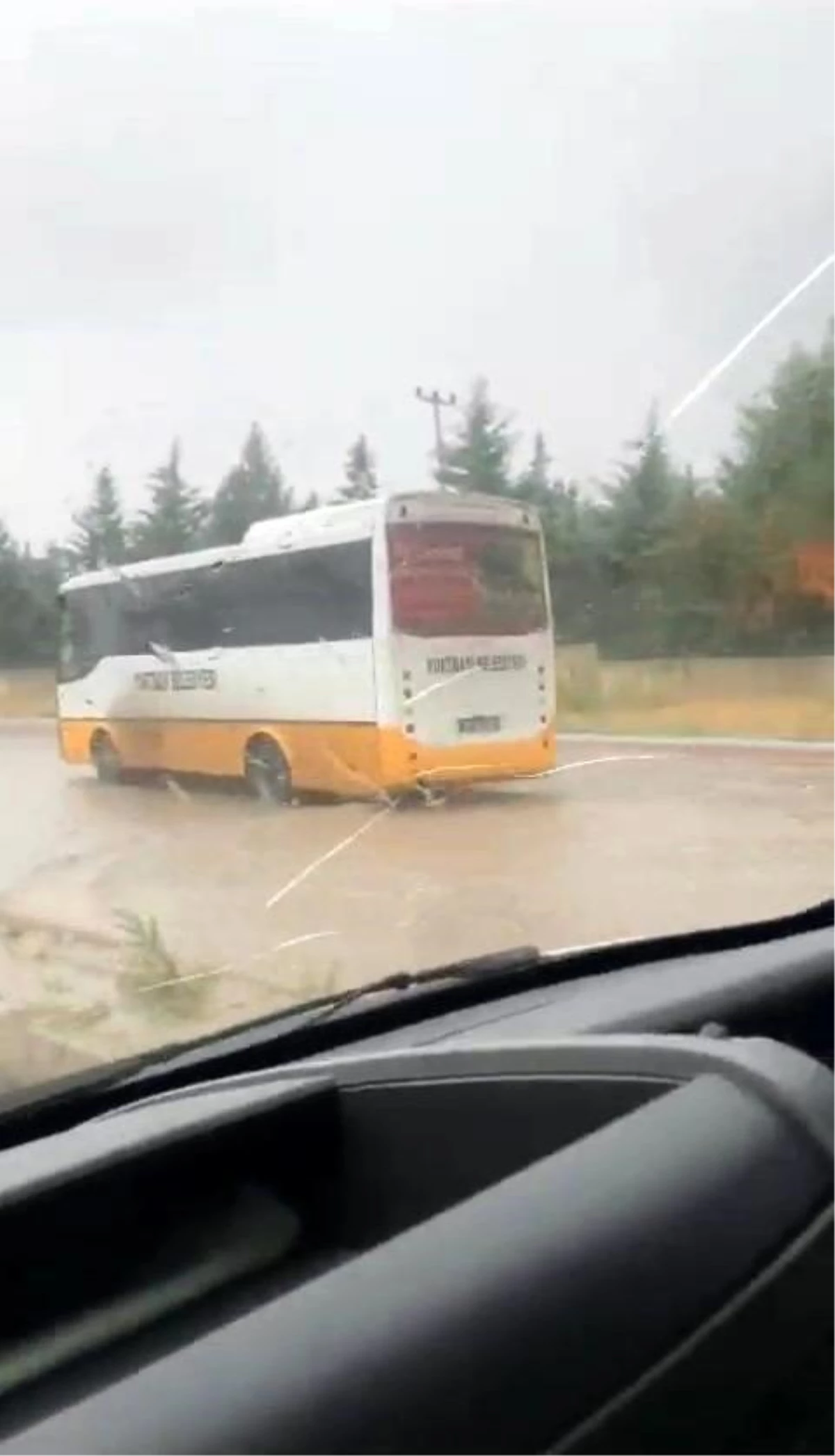 Elazığ\'da halk otobüsü yağış nedeniyle mahsur kaldı