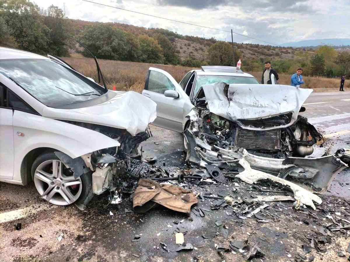 Karabük\'ün Eflani ilçesinde kafa kafaya çarpışan otomobillerde 4 kişi yaralandı